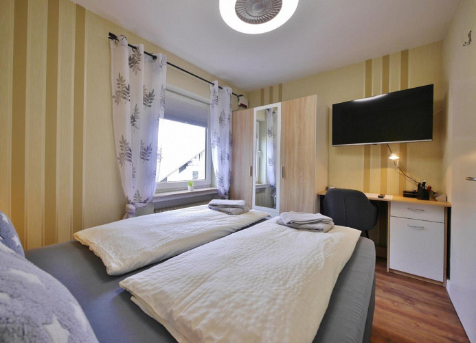 Fewo Steingrotte - Schlafzimmer 1 mit TV und Kommode