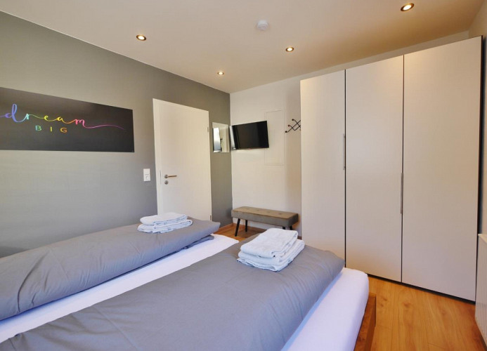 Schlafzimmer mit TV - Fewo Bergzauber 2****
