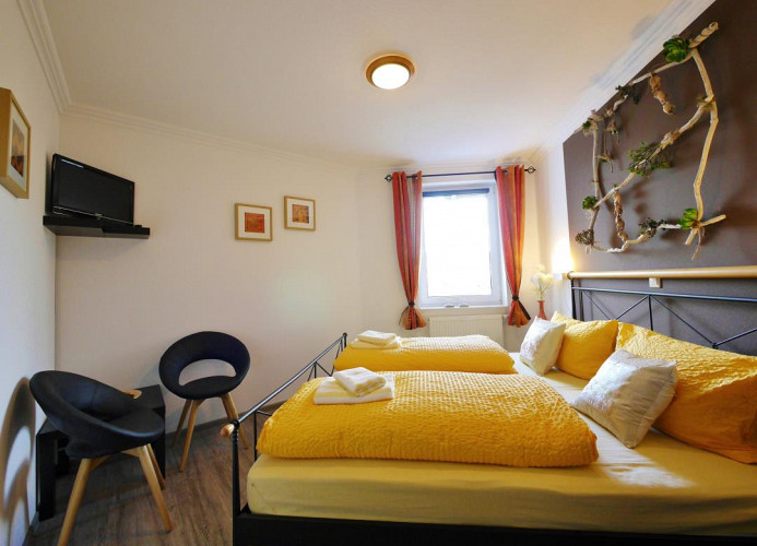 Fewo Penthausblick**** - Schlafzimmer mit Sitzgruppe und TV/DVD