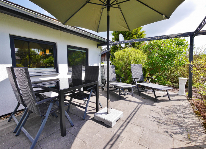 Terrasse mit Sitzgruppe und E-Grill