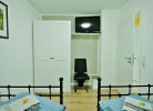 Schlafzimmer 2 im EG mit zwei Einzelbetten und TV