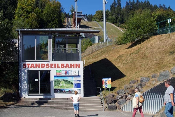 STANDSEILBAHN AN DER MÜHLENKOPFSCHANZE / SKYWALK