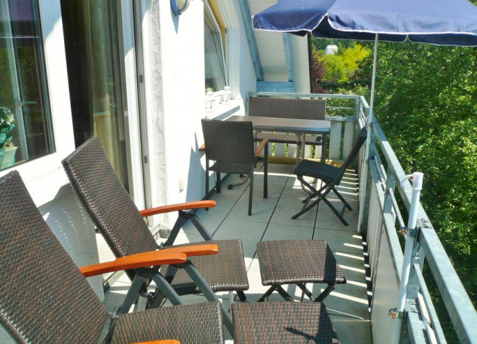 Fewo A**** - Südbalkon mit Sitzgruppe, Liegetstühle, Gril, Ettelsberg & Kurparkblickl 
