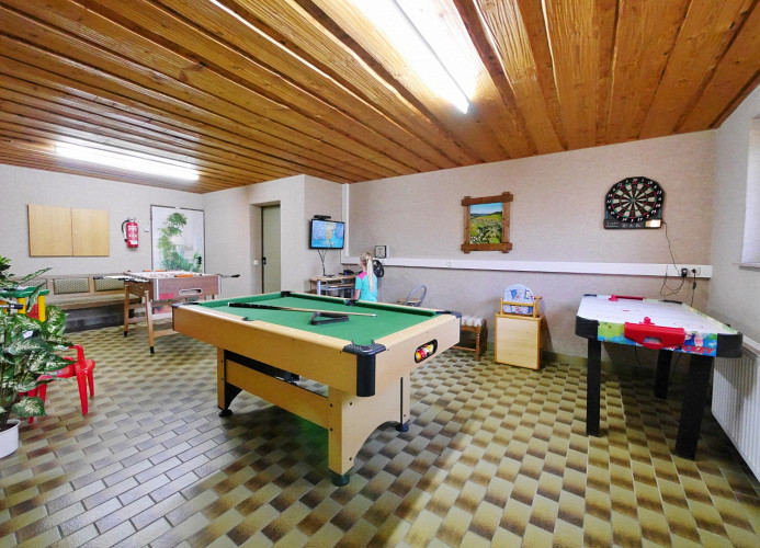 Funcenter mit Billard, Dart, Kicker, Airluftspiel, PC-Spielekonsole