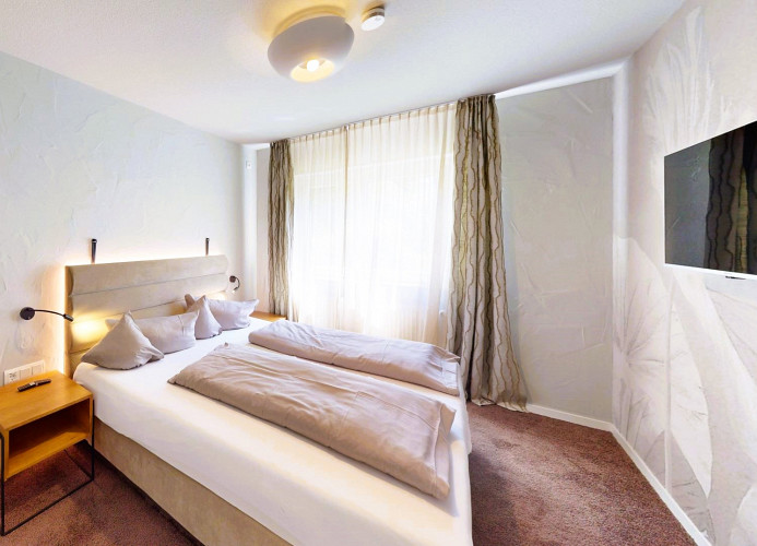Schlafzimmer 1 mit TV - Appt. Musenberg*****