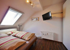Schlafzimmer mit TV, Tresor und großem Kleiderschrank