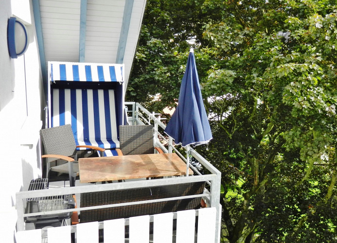 Fewo C**** - Balkon mit Sitzgruppe, Strandkorb und Kurparkblick