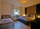 Q12 - Fewo Berg*** - Schlafzimmer1 mit Doppelbett + Einzelbett
