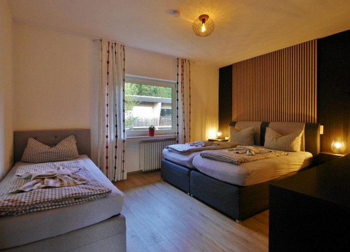 Q12 - Fewo Berg*** - Schlafzimmer1 mit Doppelbett + Einzelbett