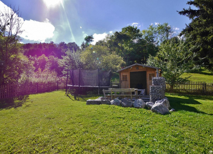 Upland Apartments - Trampolin und Grillhütte