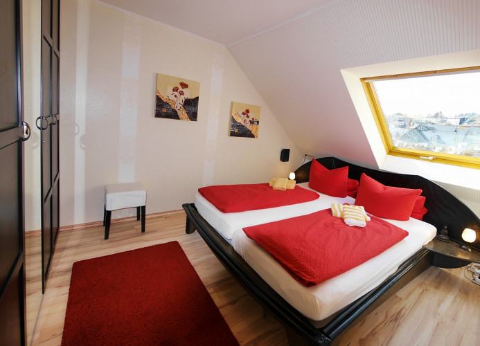 Fewo C**** - Schlafzimmer mit TV/DVD/Hifi