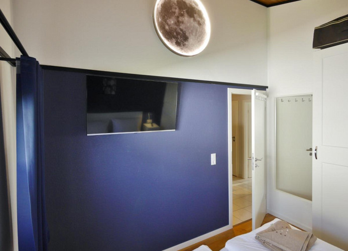 Schlafzimmer mit TV - Ferienhaus Diemelquelle****