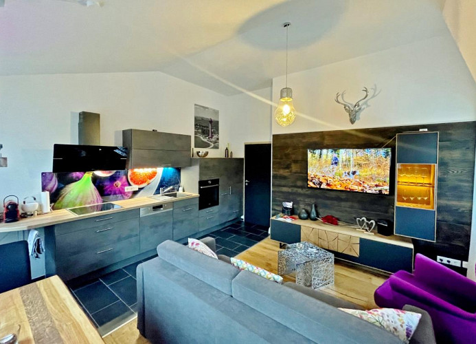 Fewo Bergzauber**** - Wohnzimmer mit Komfort-Küchenzeile