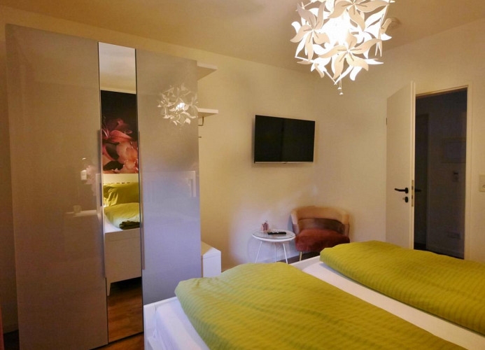 Upland Apartments/Fewo Zeitgeist - Schlafzimmer-2 mit TV
