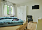 Schlafzimmer 1 im EG mit Babybett und TV