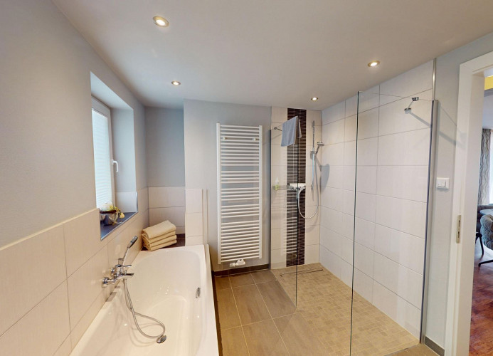 Bad 1 mit Dusche und Badewanne