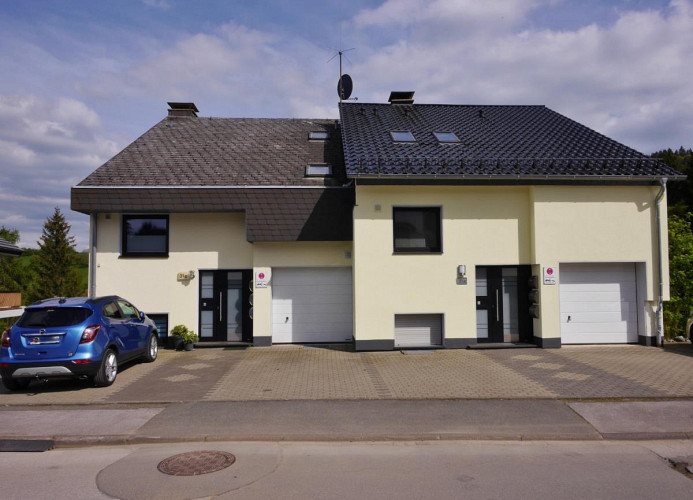 Fewo Diemelgarten**** - Hausansicht mit Parkplatz
