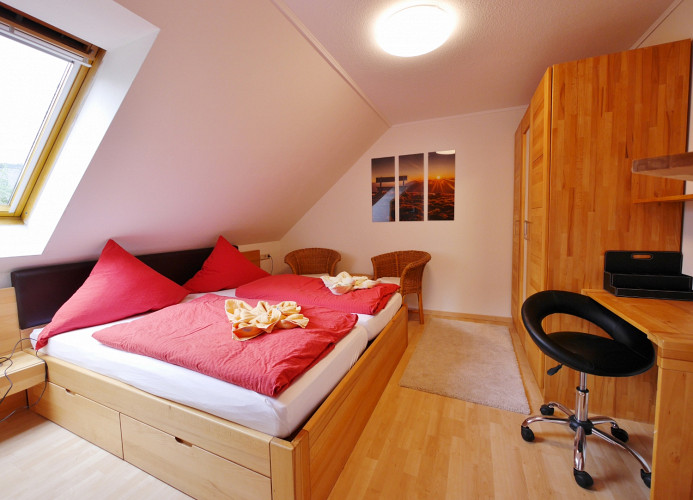 Fewo A am Kurpark - Schlafzimmer1 mit Doppelbett (180x200) TV und Sitzgruppe