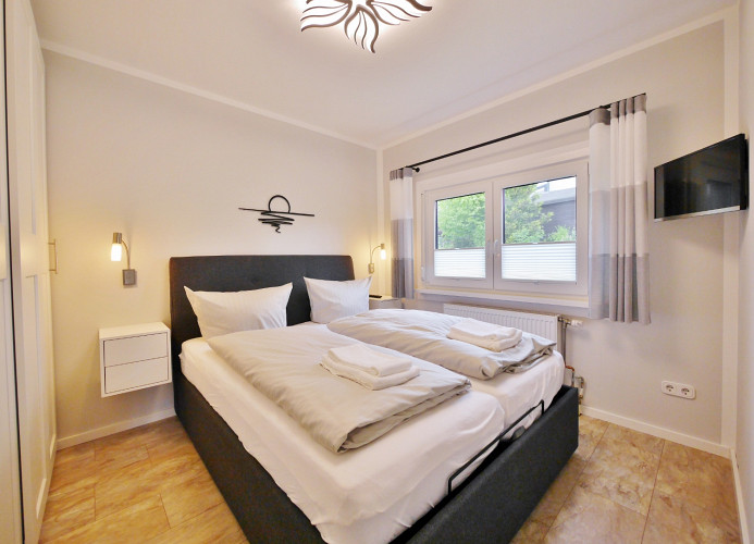 Schlafzimmer 1 (160x200) mit TV