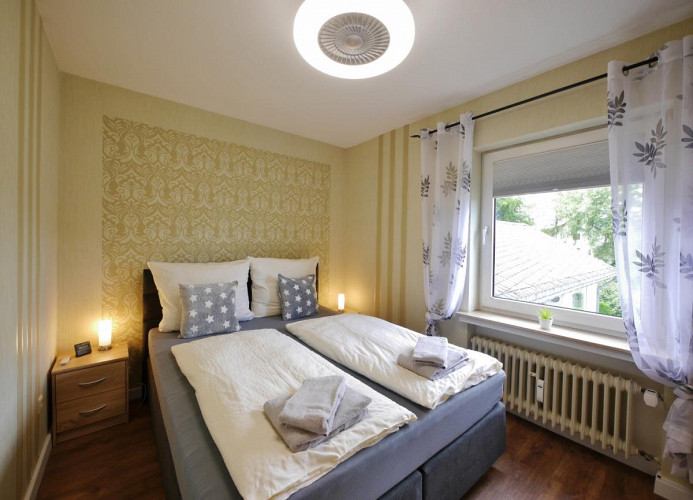 Fewo Steingrotte - Schlafzimmer 2 mit Boxspringbett (160x200)
