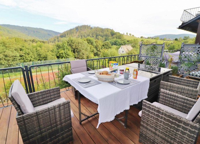 Panoramablick vom Balkon ins Ittertal