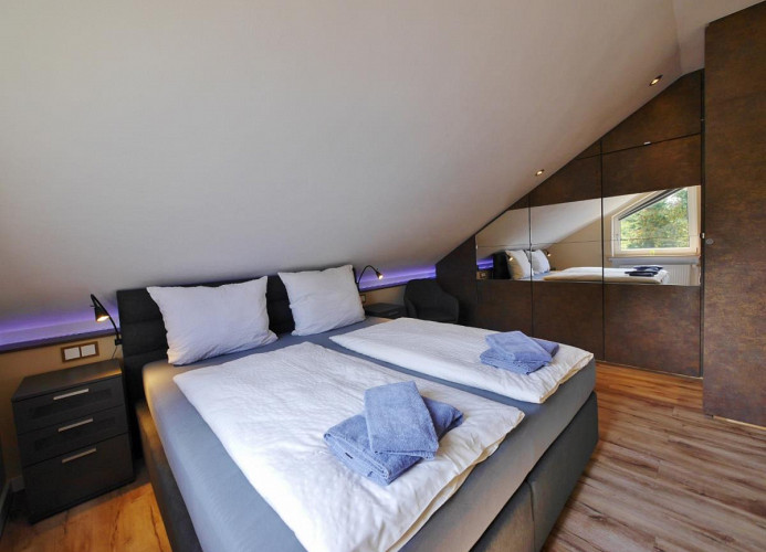 Fewo Steingrotte - Schlafzimmer 1 mit Boxspringbett (180x200)