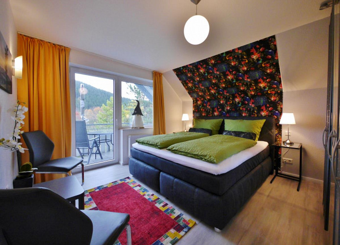 Fewo M am Kurpark - Schlafzimmer mit Sitzgruppe und Balkon