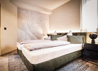 Schlafzimmer mit Doppelbett und TV - Villa Edelweiss*****