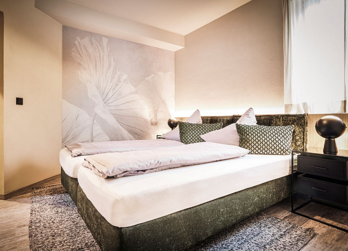 Schlafzimmer mit Doppelbett und TV - Villa Edelweiss*****