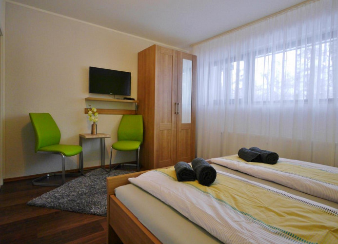 Fewo Nelly am Kurpark - Schlafzimmer im UG mit TV und Sitzgruppe