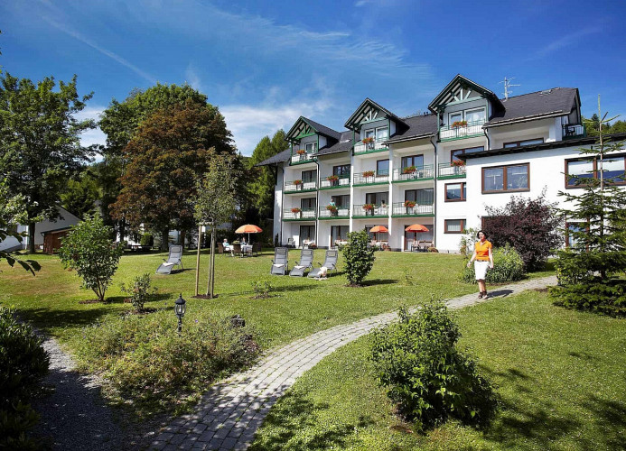parkähnlicher Garten - Hotel Edelweiss