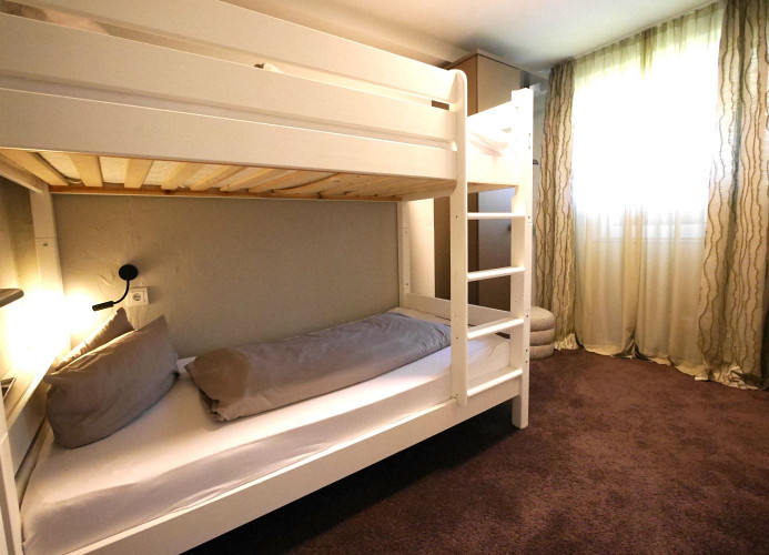 Schlafzimmer 3 mit TV und eigenem Bad