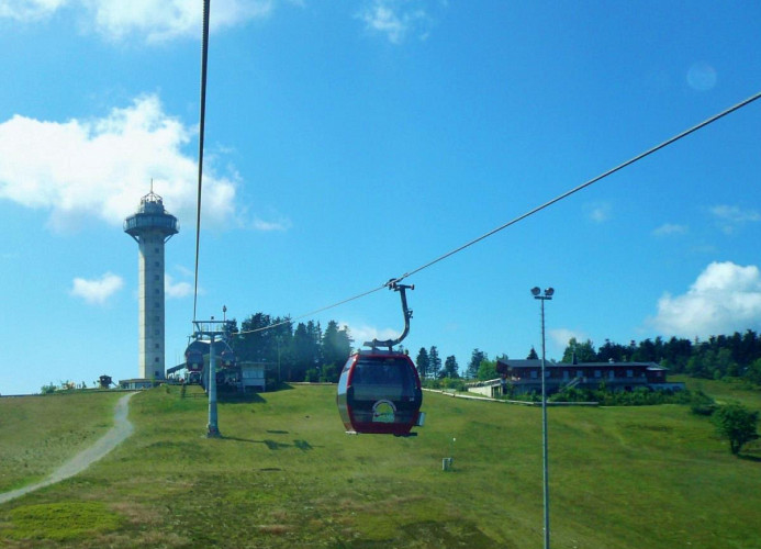 Ettelsberg-Seilbahn mit Turm – höchster Aussichtspunkt im Sauerland