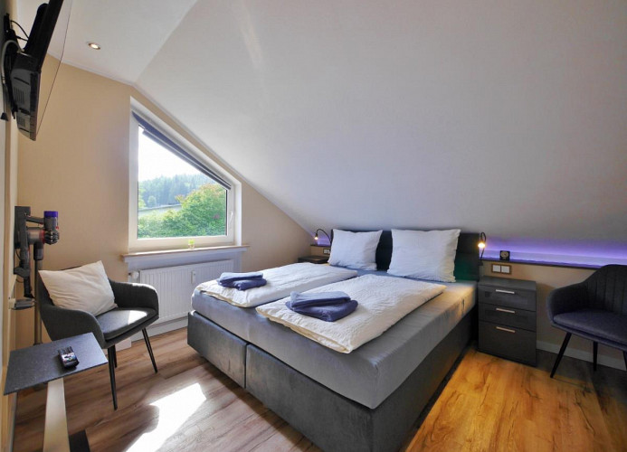 Fewo Steingrotte - Schlafzimmer 1 mit TV