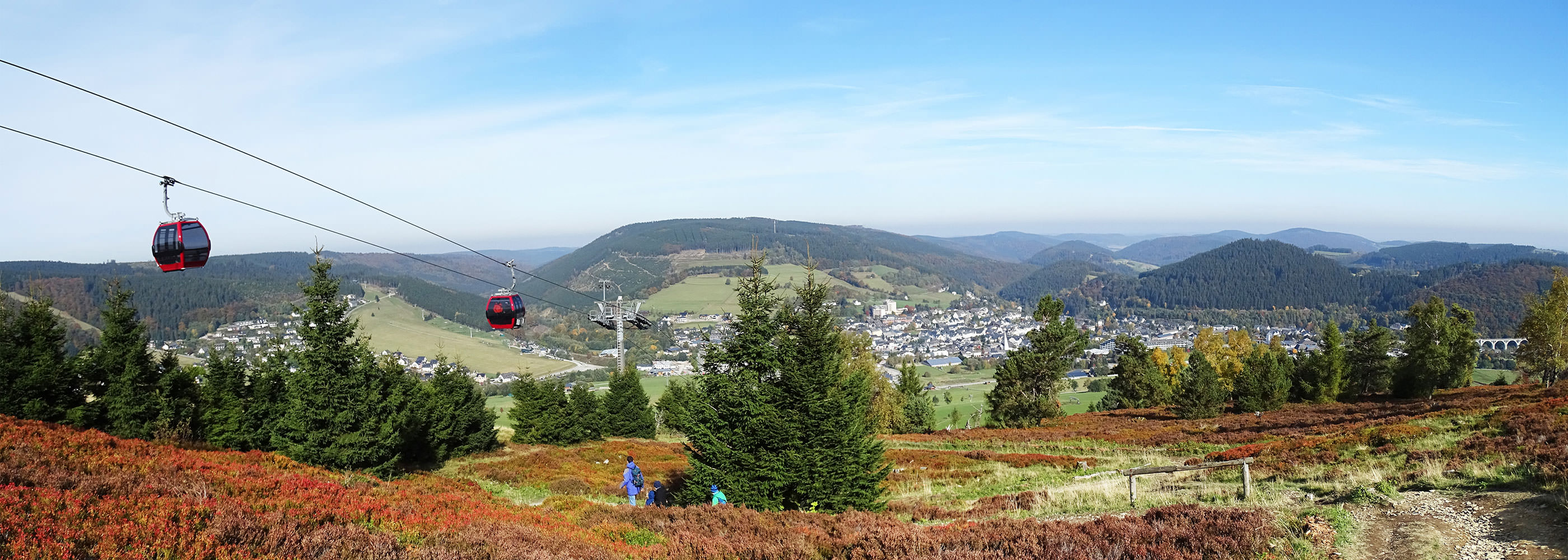 Ettelsberg-Seilbahn und grüne Berglandschaft in Willingen
